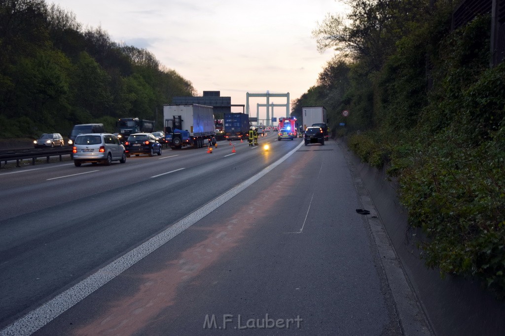 A 4 Rich Olpe vor Rodenkirchener Bruecke Heizoel LKW verliert Heizoel P01.JPG - Miklos Laubert